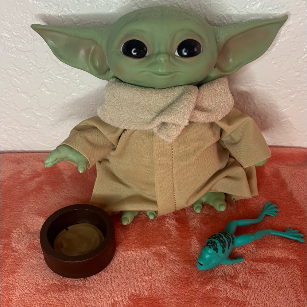 Star Wars baby Yoda Child Talking Toy Mandalorian Character Sounds & Accessories